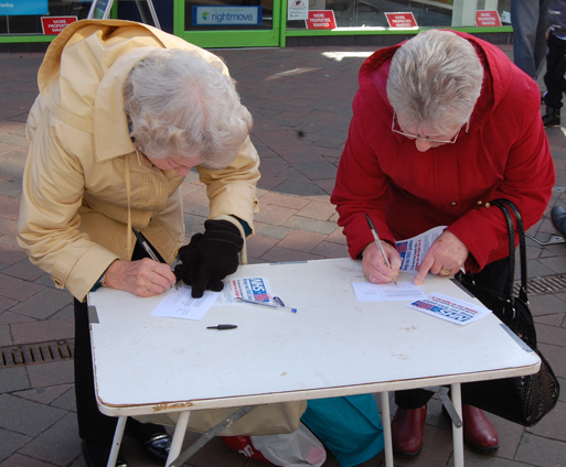 Members_of_the_public_sign_a_card-medium